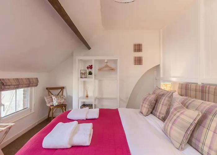 Luxury Cottage Nestled In The Heart Of Pickering - Pet Friendly